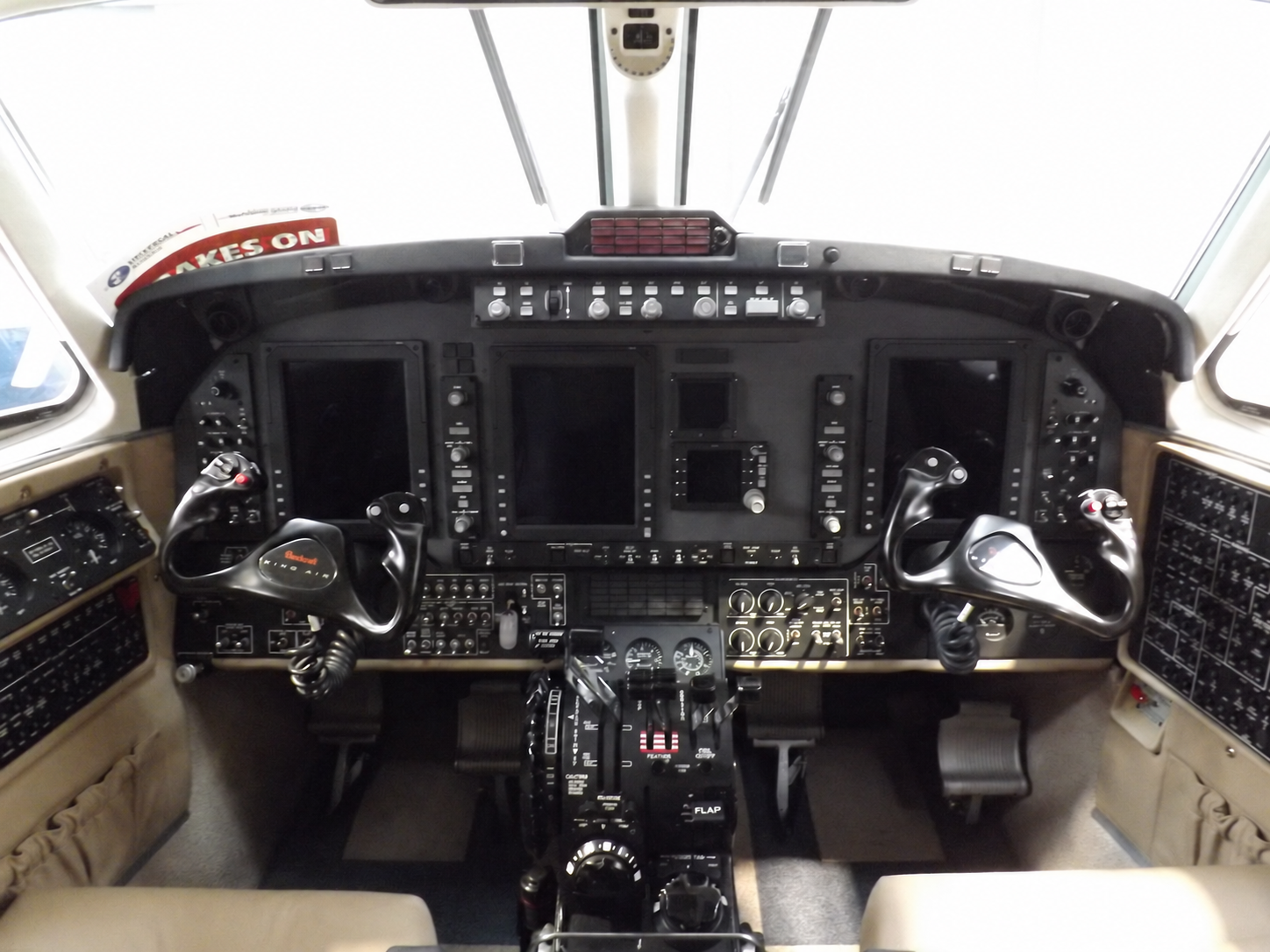 Beech Super King Air B200GTI cockpit. Numbered teaching points are listed below the photograph.