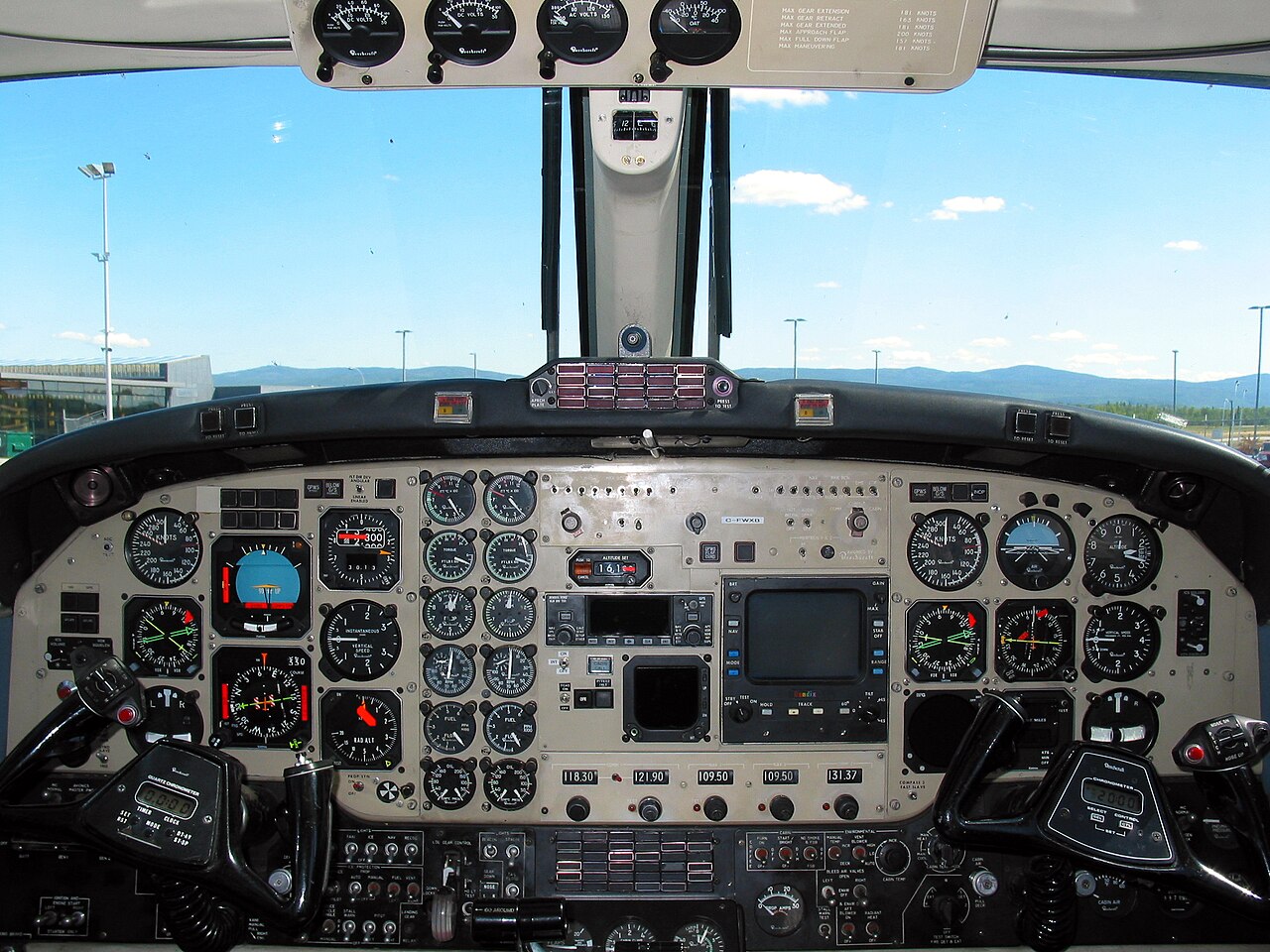 King Air 200 Panel (219959284).jpg. Numbered teaching points are listed below the photograph.