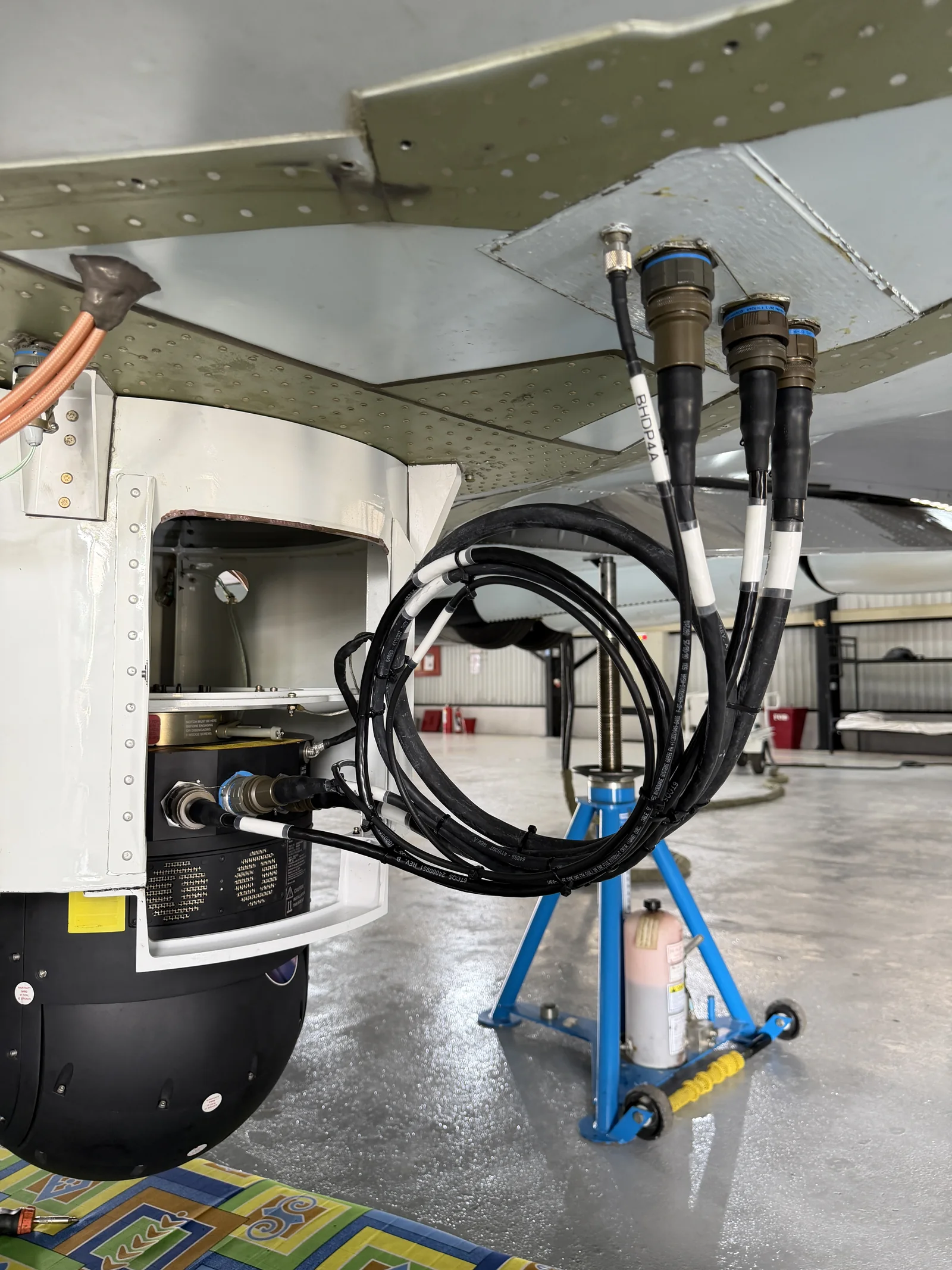 Mission-system turret housing and aircraft interface cable connectors